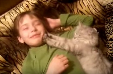 可愛い猫が可愛い女の子のほっぺをモミモミする動画