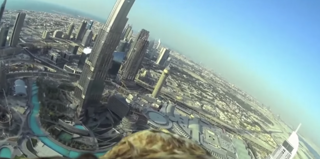 鷹にカメラを付けて、世界一高い超高層ビル“ブルジュ・ハリファ”の頂上から放ってみた！