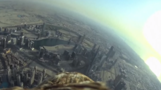 鷹にカメラを付けて、世界一高い超高層ビル“ブルジュ・ハリファ”の頂上から放ってみた！