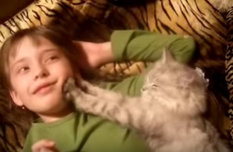 可愛い猫が可愛い女の子のほっぺをモミモミする動画